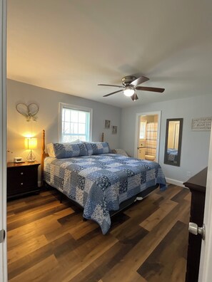 3 bedrooms, desk, iron/ironing board, WiFi - Cozy home/workspace minutes from Dalton and I-75 (Rocky Face)