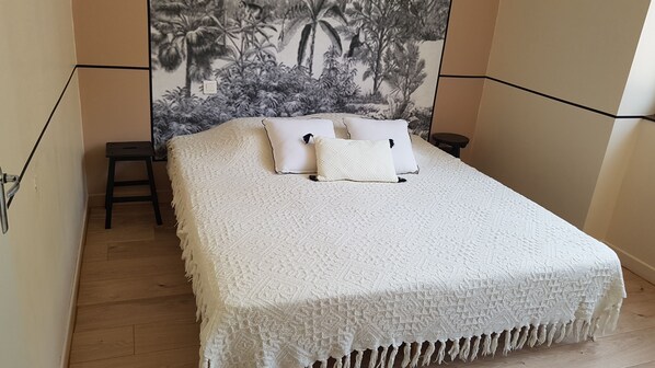 2 habitaciones y tabla de planchar con plancha