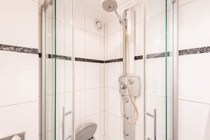Dusche, Haartrockner, Handtücher