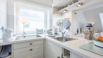 Kühlschrank, Ofen, Herdplatte, Wasserkocher mit Kaffee-/Teezubehör