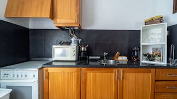 Coffee/tea maker, fridge, microwave, oven