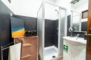 Een douche, handdoeken