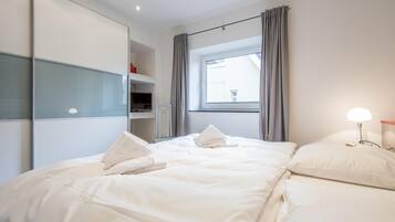 2 bedrooms, desk, WiFi (free), bed sheets