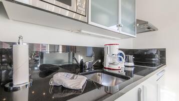 Coffee/tea maker, fridge, microwave, stovetop