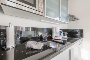 Kühlschrank, Mikrowelle, Herdplatte, Geschirrspüler