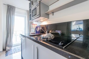 Kühlschrank, Mikrowelle, Herdplatte, Geschirrspüler