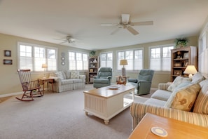 TV, books - Westerly Retreat ~ 1/4 Mi to Private Beach! (Westerly)
