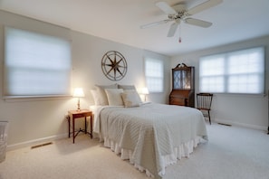 3 bedrooms, desk, iron/ironing board, Internet - Westerly Retreat ~ 1/4 Mi to Private Beach! (Westerly)