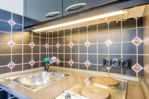 Kühlschrank, Wasserkocher mit Kaffee-/Teezubehör, Toaster