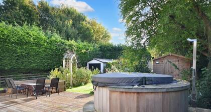 Spacious Cotswolds House, Hot Tub, Parking, Garden