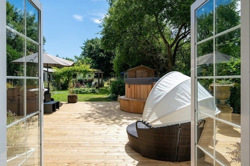 Spacious Cotswolds House, Hot Tub, Parking, Garden