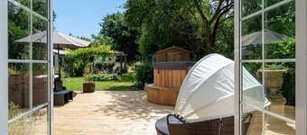 Spacious Cotswolds House, Hot Tub, Parking, Garden