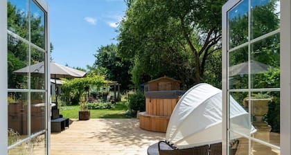 Spacious Cotswolds House, Hot Tub, Parking, Garden