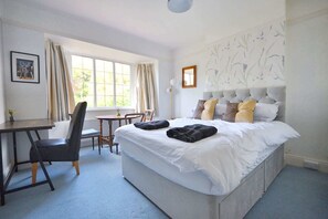 4 bedrooms, iron/ironing board, WiFi, bed sheets