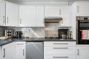 Réfrigérateur, four à micro-ondes, un four, surface de cuisson