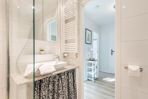 Shower, hair dryer, towels