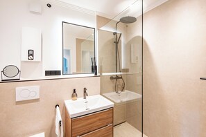 Dusche, Haartrockner, Handtücher