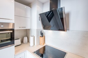 Kühlschrank, Mikrowelle, Ofen, Herdplatte