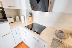 ثلاجة، ميكروويف، فرن، موقد طهي مسطح