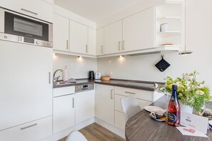 Fridge, microwave, stovetop, dishwasher