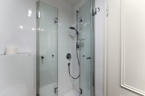 Dusche, Haartrockner, Handtücher
