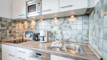 Geladeira, micro-ondas, cooktop, lava-louças