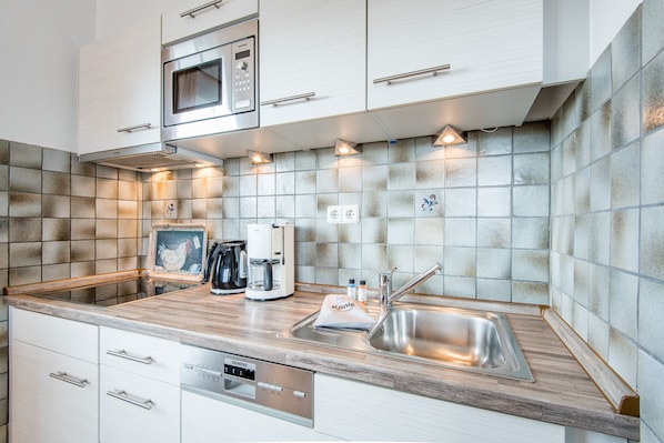 Geladeira, micro-ondas, cooktop, lava-louças