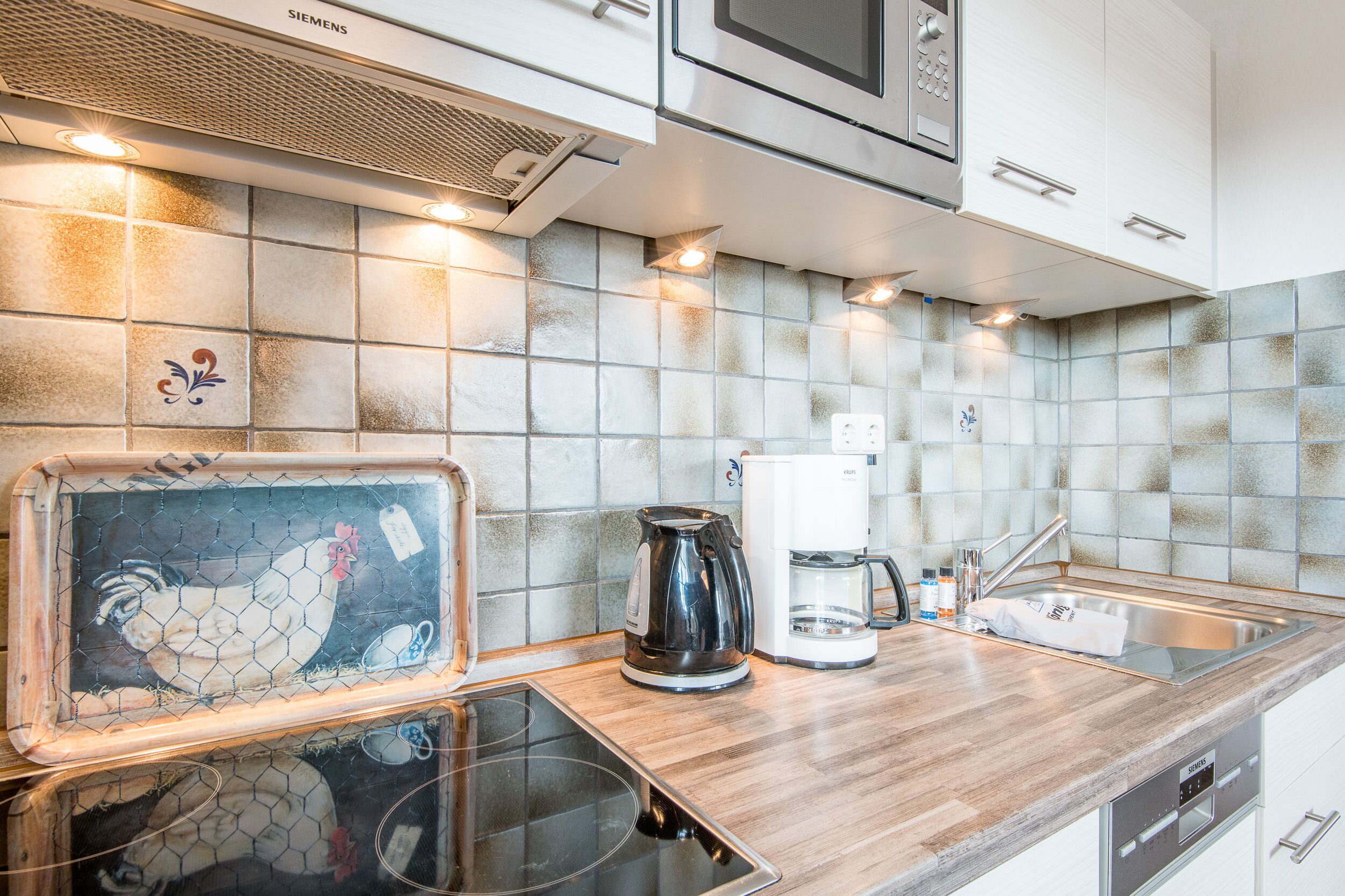 Wasserkocher mit Kaffee-/Teezubehör, Kühlschrank, Mikrowelle, Herdplatte