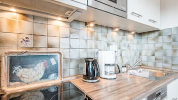 Wasserkocher mit Kaffee-/Teezubehör, Kühlschrank, Mikrowelle, Herdplatte
