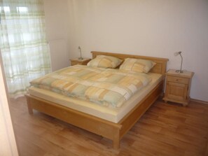 3 bedrooms, free WiFi, bed sheets, wheelchair access
