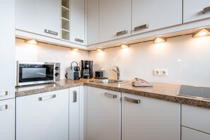 Kühlschrank, Mikrowelle, Herdplatte, Geschirrspüler