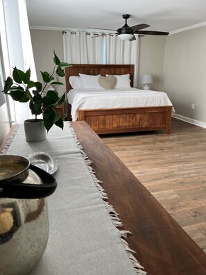 4 dormitorios, tabla de planchar con plancha, cuna de viaje