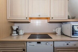 Kühlschrank, Mikrowelle, Herdplatte, Geschirrspüler