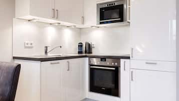 Wasserkocher mit Kaffee-/Teezubehör, Kühlschrank, Mikrowelle, Ofen