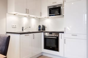 Kühlschrank, Mikrowelle, Ofen, Herdplatte