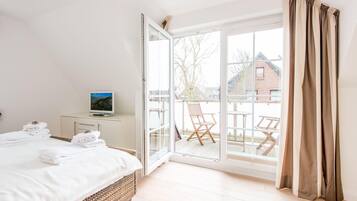 2 bedrooms, iron/ironing board, free WiFi, bed sheets