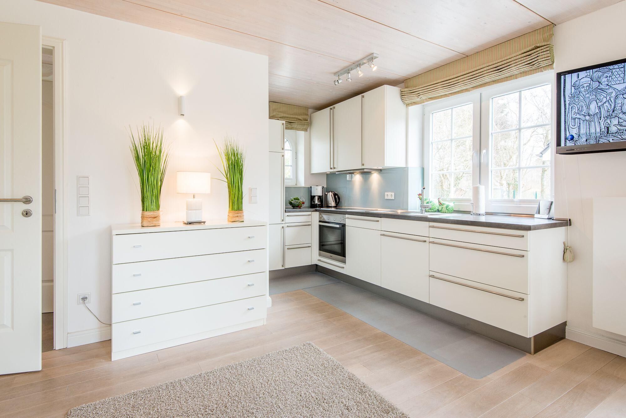 Kjøleskap, ovn, kokeplater og oppvaskmaskin