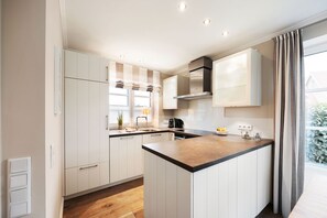 Fridge, microwave, oven, stovetop - Haus Steinmannstraße 77, Haushälfte A (Westerland)