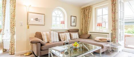 Fernseher, Kamin, DVD-Player