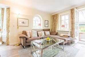 Fernseher, Kamin, DVD-Player