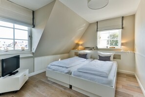 2 bedrooms, iron/ironing board, free WiFi, bed sheets