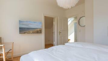 4 bedrooms, iron/ironing board, free WiFi, bed sheets