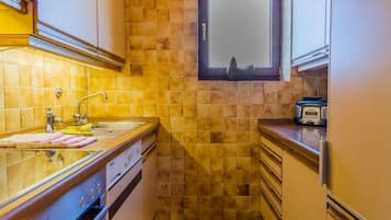 Fridge, stovetop, coffee/tea maker, toaster