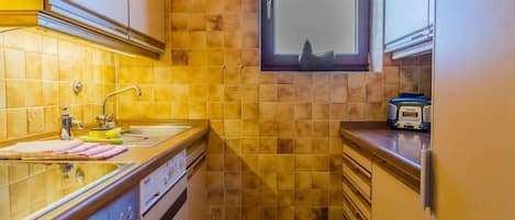 Fridge, stovetop, coffee/tea maker, toaster