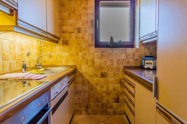 Frigorifero, piano cottura, macchina per tè/caffè, tostapane