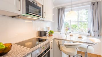 Frigorífico, microondas, horno y placa de cocina