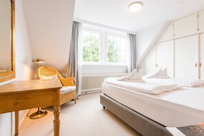 4 bedrooms, desk, iron/ironing board, free WiFi