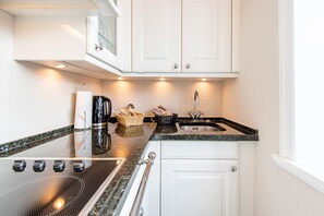 Fridge, microwave, stovetop, dishwasher - Townhouse Boysenstraße, apartment 3 (Westerland)