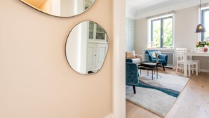 Uma sala de estar moderna com sofá, mesa de centro e área de jantar com mesa e cadeiras.