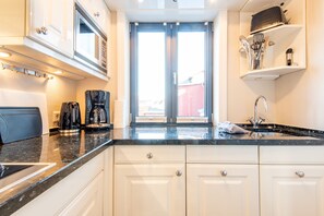 ثلاجة، ميكروويف، موقد طهي مسطح، غسالة أطباق